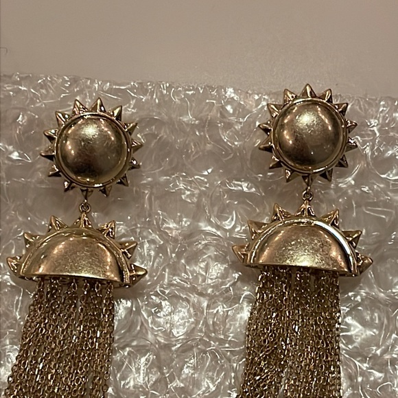 Kendra Scott Sienne sun fringe earrings in gold - Picture 3 of 3